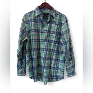 Vineyard Vines Performance Tucker Shirt in a classic fit.